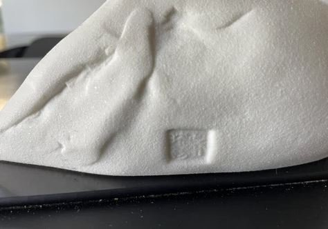 Image 1 of Escultura estilizada de una mujer reclinada