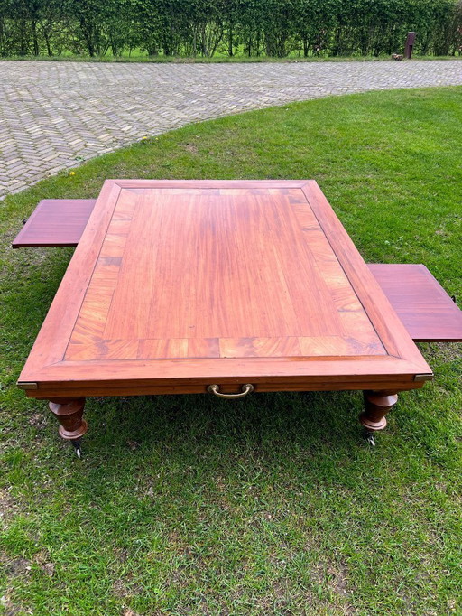 Mooie klassieke tafel