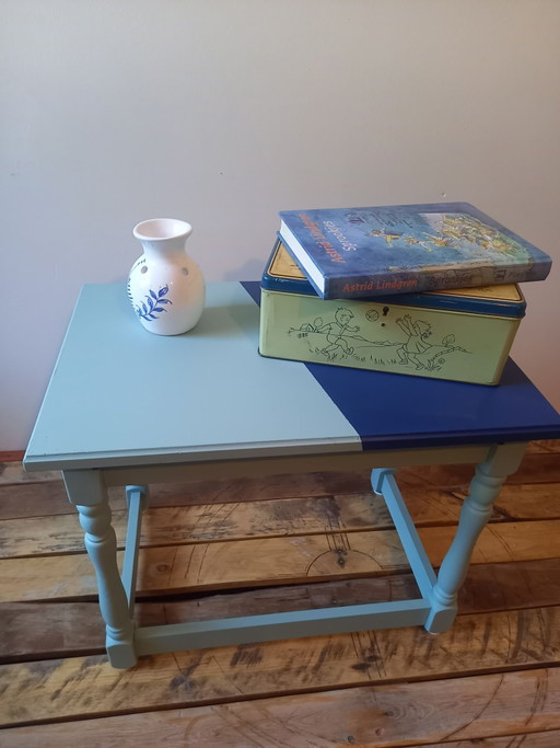 Nachhaltig neu gestalteter kleiner Tisch