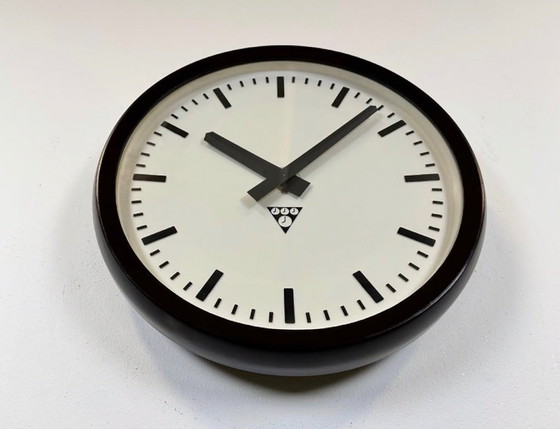 Image 1 of Orologio da parete industriale in bachelite di Pragotron, anni '70