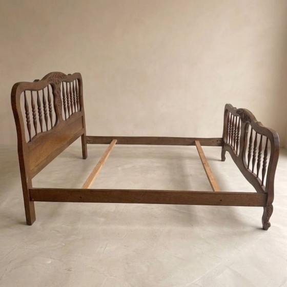 Image 1 of Vintage houten bedframe met houtsnijwerk, sierlijk hoofd- en voetbord, eerste helft 20e eeuw
