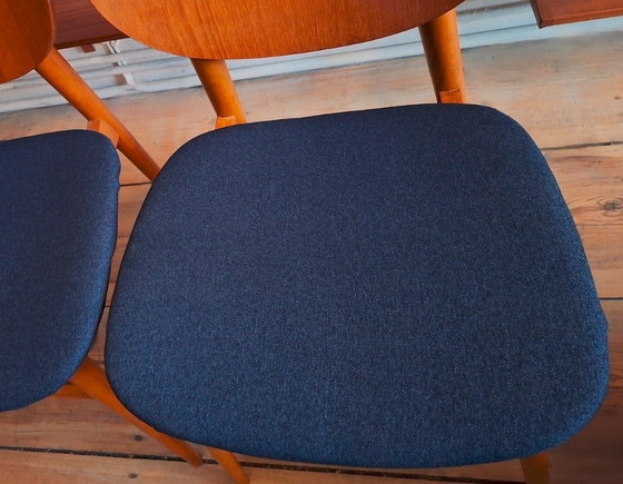 Image 1 of Een paar teakhouten eetkamerstoelen met marineblauwe hoezen, Denemarken, jaren 60.