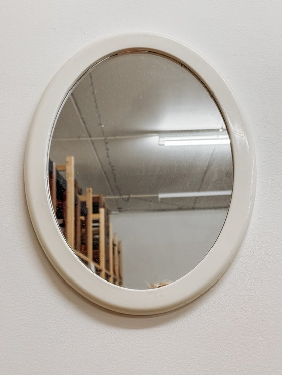 Image 1 of Specchio ovale vintage in plastica bianca