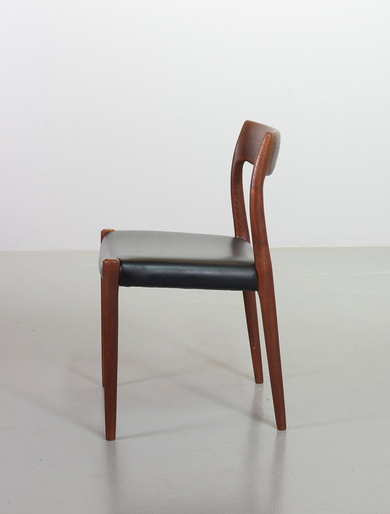 Image 1 of Chaises de salle à manger Niels Otto Moller en teck et cuir noir, modèle 77 - Lot de 4