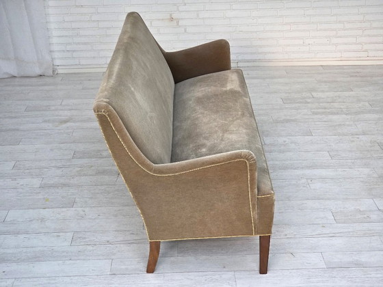 Image 1 of Divano danese a 4 posti, anni '60, in velluto verde chiaro originale.