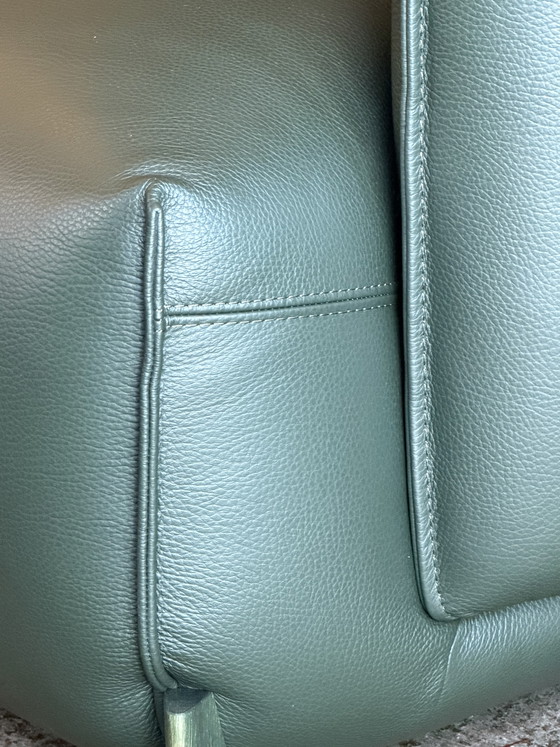 Image 1 of Modello di divano Leolux Naila in esposizione nella foresta Senso