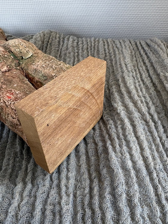 Image 1 of Busto vintage in chamotte con la scritta "HE" su base in legno, altezza 31 cm.