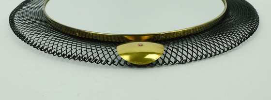 Image 1 of Franse wandspiegel uit de jaren 50 (mid-century stijl) met draadgaasframe en messing accenten.