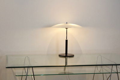 Lampada da tavolo Ikea in acciaio e vetro opalino