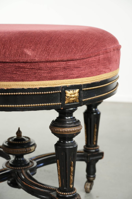 Antiker englischer Hocker mit rotem Stoffbezug und schwarzem Holzgestell mit goldfarbenen Details – Wood (photo 8 of 11)