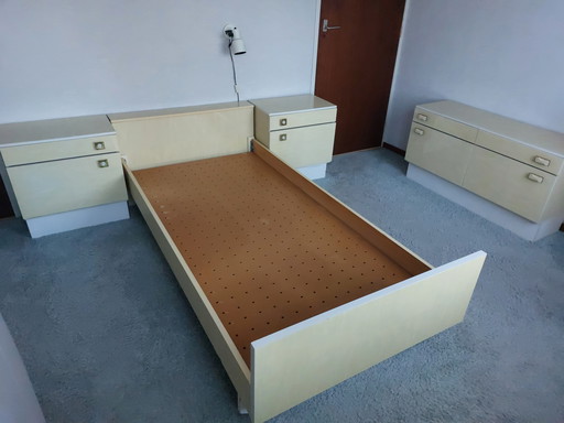 Lit simple vintage avec tables de chevet et coiffeuse