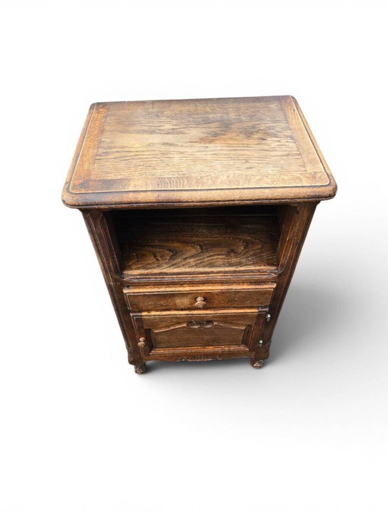 Klein bijzettafeltje van gesneden eikenhout in Louis XV-stijl – Wood (photo 3 of 5)