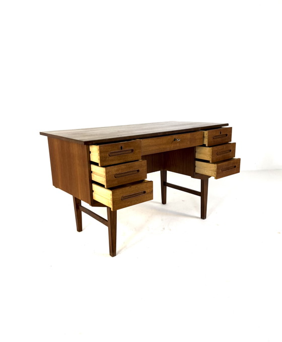 Image 1 of Vintage vrijstaand Deens teakhouten bureau ‘60