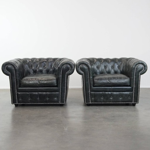 2 x Ruime zwarte chesterfield fauteuil van generfd rundleer