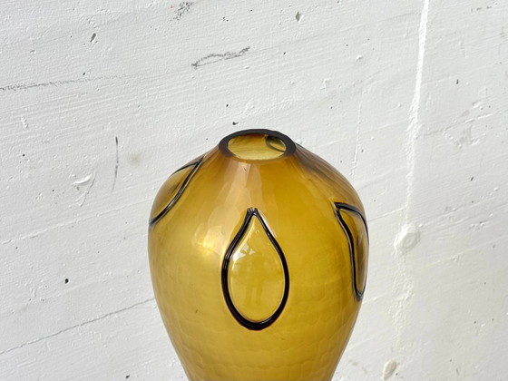Image 1 of Vintage glazen vaas in honinggeel met aangebrachte decoratieve elementen, jaren 90.