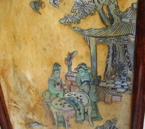 Image 1 of Chinese tafelscherm, ingelegd met parelmoer in stenen antieke panelen.