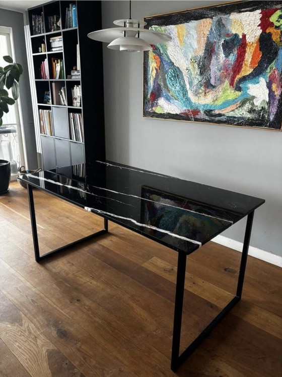 Image 1 of Table de salle à manger en marbre Nero Marquina, 160 x 90 cm, piètement en acier

