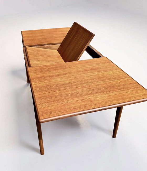 Image 1 of Een uitschuifbare teakhouten eettafel van Fonseca, vervaardigd door Younger Ltd, in mid-century modern stijl.