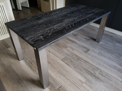 Designertisch aus schwarzer Eiche mit weißer Maserung