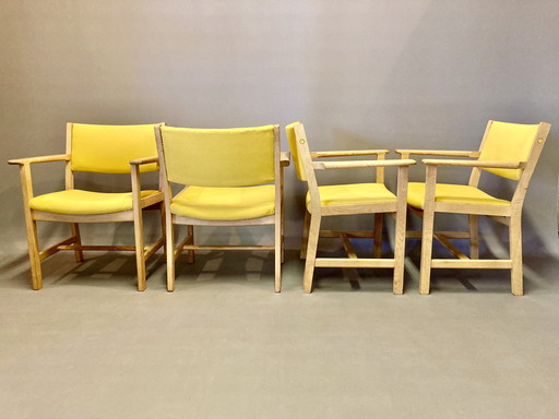 Suite van 4 fauteuils met Hans Wegner stempel "Scandinavisch ontwerp" 1960.