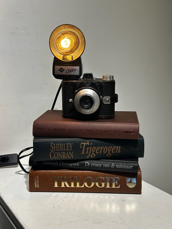 Unique camera table lamp on a stack of books – Glass, Metal (photo 5 of 8)