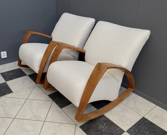 Image 1 of Deux grands fauteuils à bascule très confortables, retapissés en bouclette blanche.