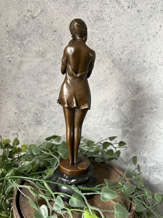 Image 1 of Bronzeskulptur einer stehenden Dame auf Marmorsockel