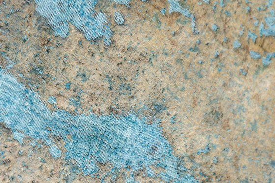 Image 1 of Alfombra rectangular de lana con fondo azul claro. Estilo contemporáneo.