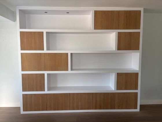 Image 1 of Moderne witte designkast op maat met warm hout