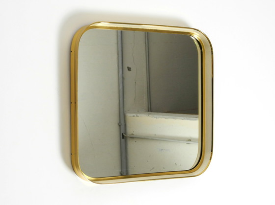 Image 1 of Prachtige originele Mid Century Moderne "Zier-Form" wandspiegel met zware messing lijst door "Münchener Zierspiegel".