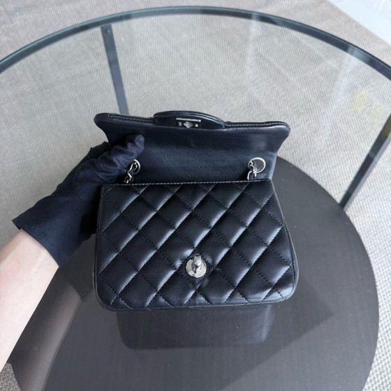 Image 1 of Borsa Chanel Classic Flap Mini Square - 17 cm in pelle di agnello trapuntata nera con finiture argentate, serie 26
