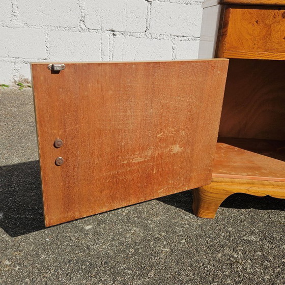 Image 1 of 2 tables de chevet Art déco françaises anciennes - Ensemble de 2 tables de chevet en loupe de bois et verre - Années 30