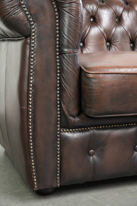 Image 1 of Sofá Chesterfield de 3 plazas de piel de vaca marrón, de estilo inglés, con hermosos detalles.