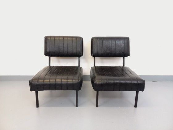 Image 1 of Set van 2 vintage modernistische loungestoelen in zwart kunstleer en metaal uit de jaren 60.