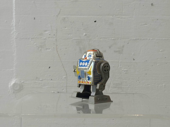 Image 1 of Set di 2 robot argentati a carica manuale, prodotti da Yon, Giappone, anni '60.