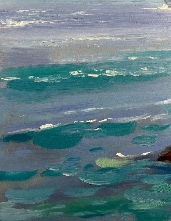 Image 1 of Pintura al óleo original: Paisaje costero rocoso, mar y ambiente acogedor de pueblo.