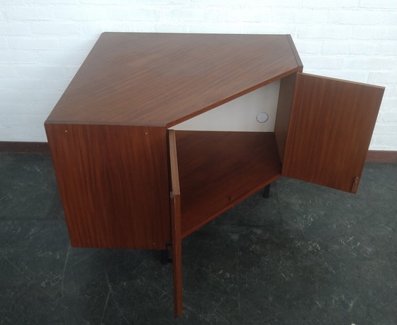 Image 1 of Armario esquinero de mediados de siglo 1960