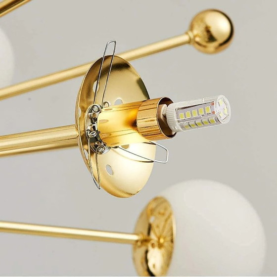 Image 1 of Lustre à onze bras en sphère dorée et blanche