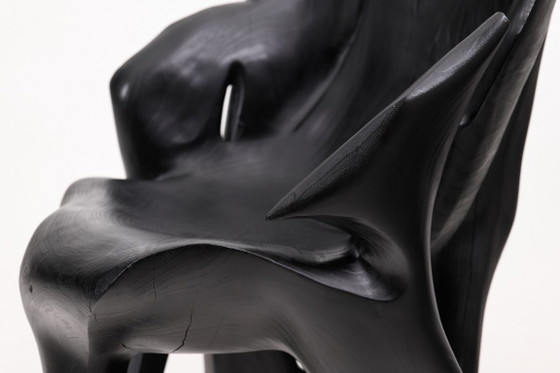 Image 1 of Fauteuil sculptural en bois noir carbonisé aux formes organiques par Logniture