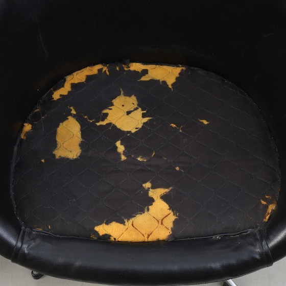 Image 1 of Een paar vintage draaibare fauteuils van zwart kunstleer met chromen onderstellen, daterend uit 1980-1990 en in goede staat.