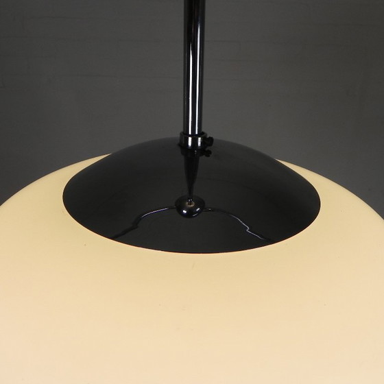 Image 1 of Vintage schoollamp met witte matglazen kap en verchroomd armatuur, jaren 50