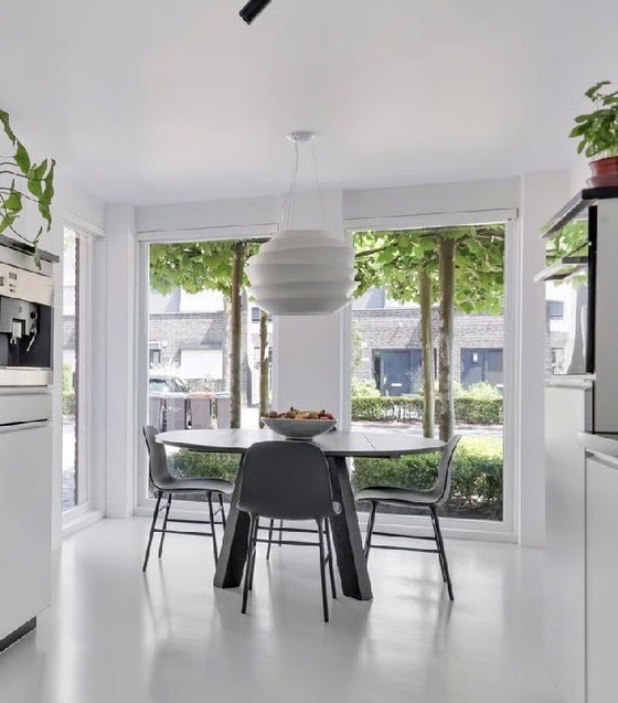 Image 1 of Mesa de comedor redonda negra | 150 cm