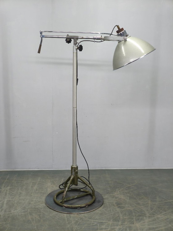 Image 1 of Tsjechische industriële chirurgische vloerlamp uit een militair ziekenhuis, jaren 1950