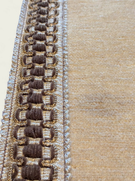 Image 1 of Vintage tafelloper in lichtbruin met gouden rand en groene onderkant – 101 × 40 cm