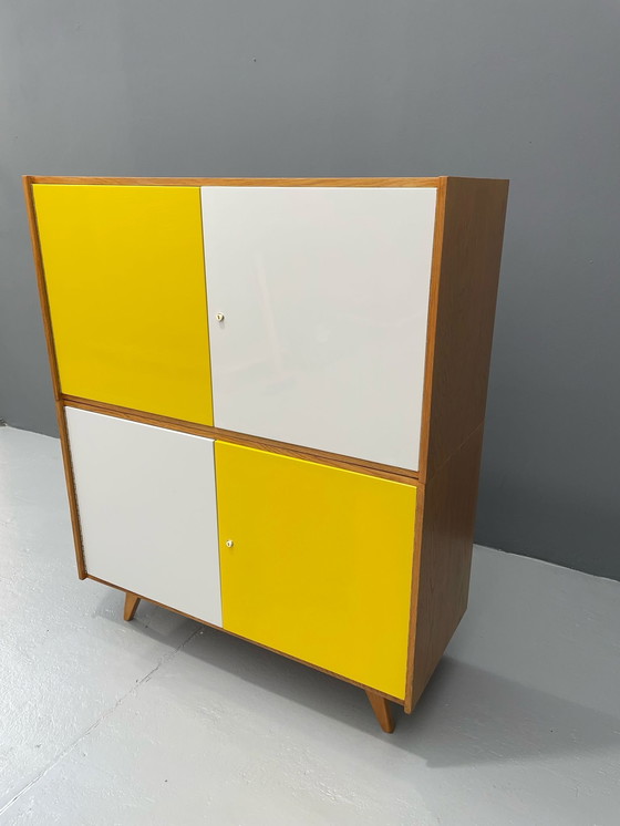 Image 1 of Armoire U-450 en placage de chêne, variante jaune et blanche, Jiří Jiroutek pour Interiér Praha, années 1960