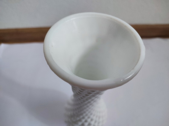 Image 1 of Seventies Retro Witte opaline wit glas glazen vaas diamant patroon 