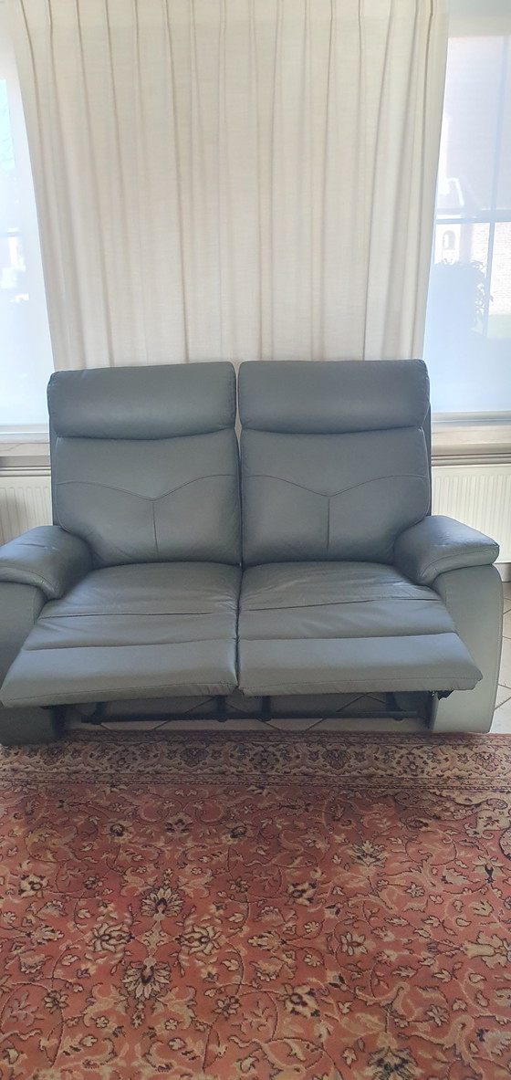 Image 1 of Divano a due posti in pelle di bufalo verde con funzione relax manuale