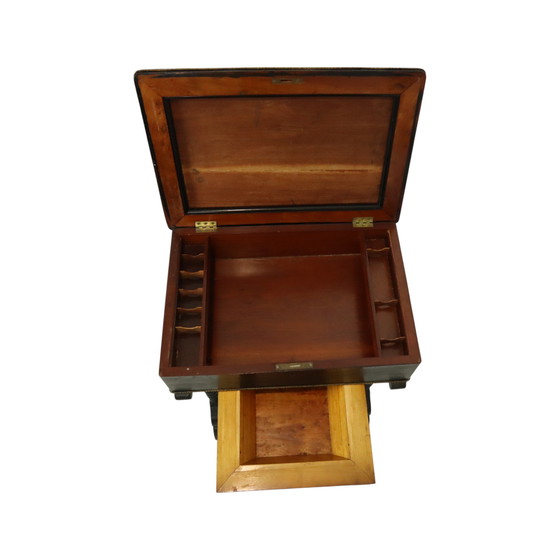 Image 1 of Table d'appoint antique laquée noire