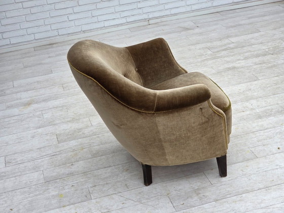 Image 1 of Fauteuil danois des années 1960, revêtement d'origine en velours vert.