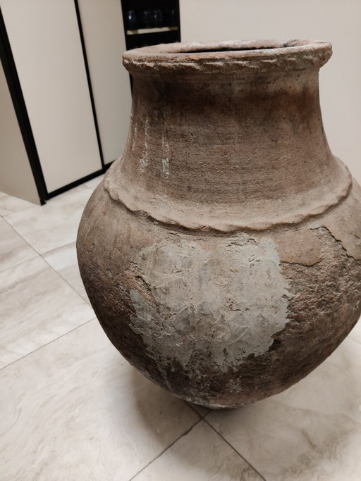Antieke lichtbruine terracotta pot met sierranden.